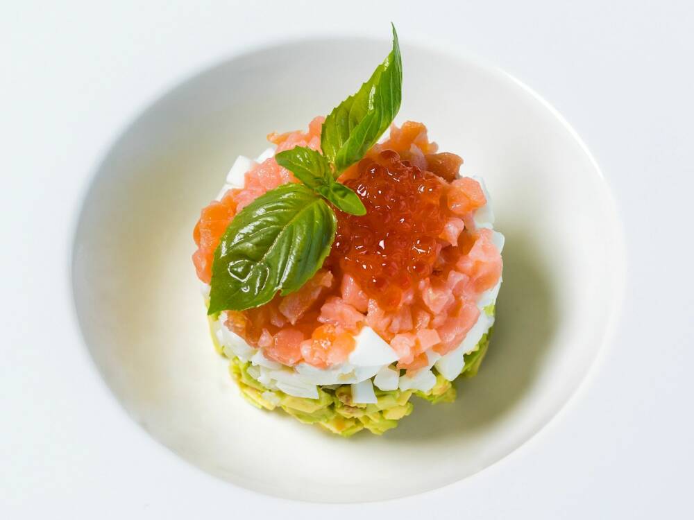Das Restaurant Brechtmann serviert unter anderem herovrangendes Lachs-Tartar / ©Unsplash / Farhad Ibrahimzade