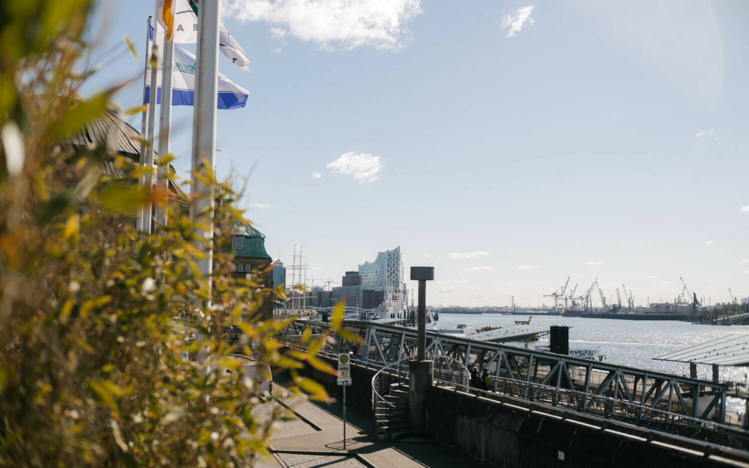 Das Sonnendeck befindet sich zwischen Landungsbrücken und Fischmarkt / ©Lea Harms