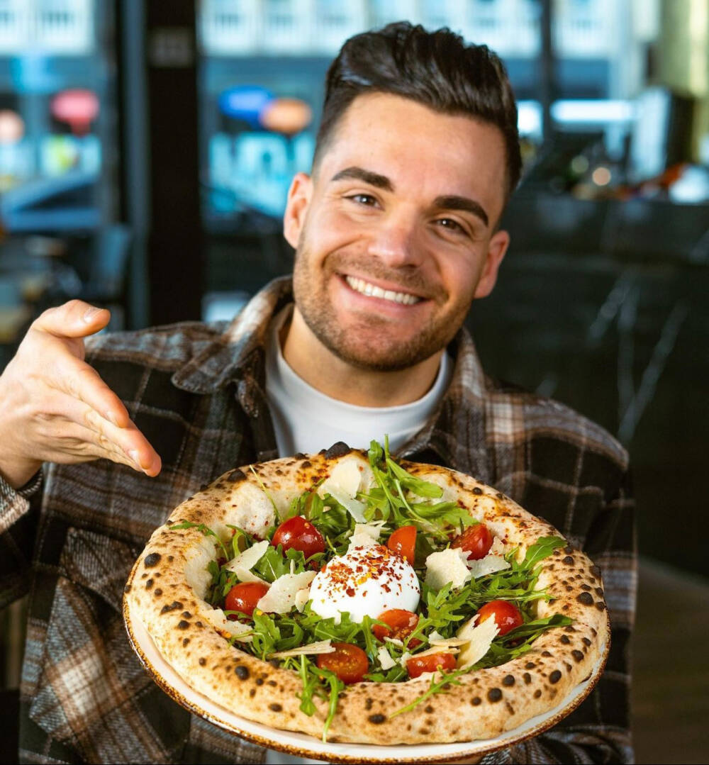 Der Influencer Stefano Zarrella macht Werbung für die Pizza / ©60 seconds to Napoli