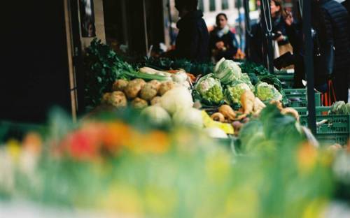 Der Wochenmarkt Farmsen-Berne in Hamburg versorgt die Besucher mit knackfrischem Gemüse und mehr / ©Unsplash/Markus Spiske