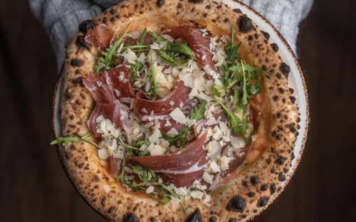 Fluffiger Rand, dünner Teig und köstlicher Belag: Pizza von 60 seconds to Napoli / ©60 seconds to Napoli