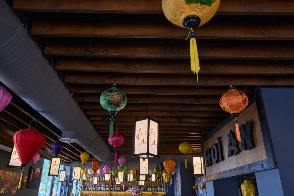 Im Hoi An isst man unter traditionellen vietnamesischen Papierlaternen / ©Marius Gebhardt