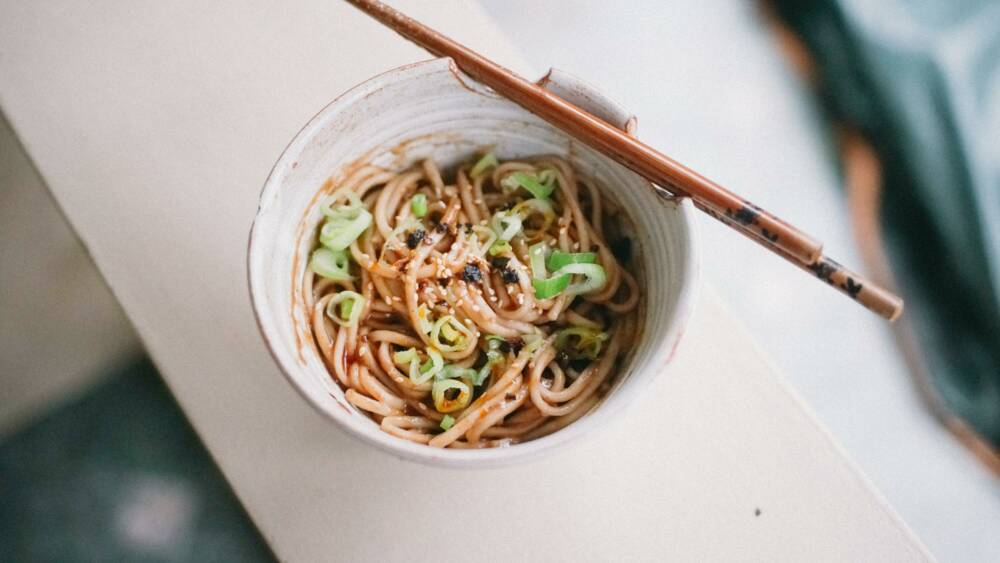 In der Buddha Kitchen, einem veganen Restaurant in Harburg, landen Udonnudeln in der Schüssel / ©Unsplash/Laura Limsenkhe 