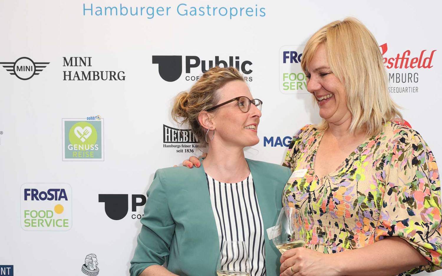 Katherina Horn von Gastfreunde gemeinsam mit Mariann von Redecker, Marketing Managerin der Ratsherrn Brauerei / ©Melanie Dreysse