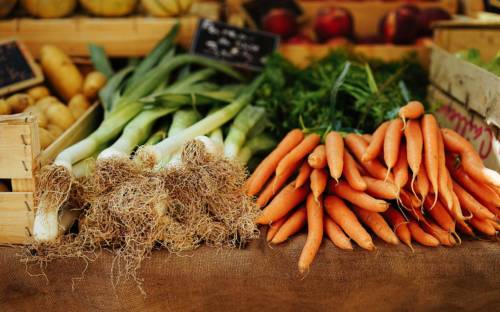 Knackiges Gemüse und weitere regionale Ware gibt’s auf dem Wochenmarkt in Elmshorn / ©Unsplash/Peter Wendt