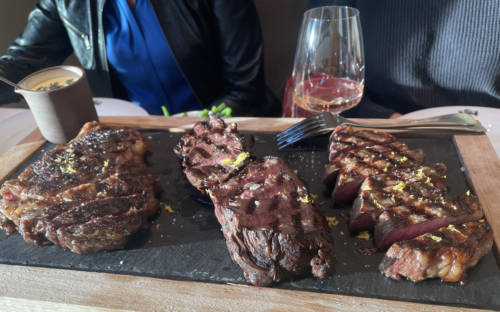 Wahre Wonne: Die Steakauswahl im Grill Royal kann sich sehen lassen / ©Matthias Onken