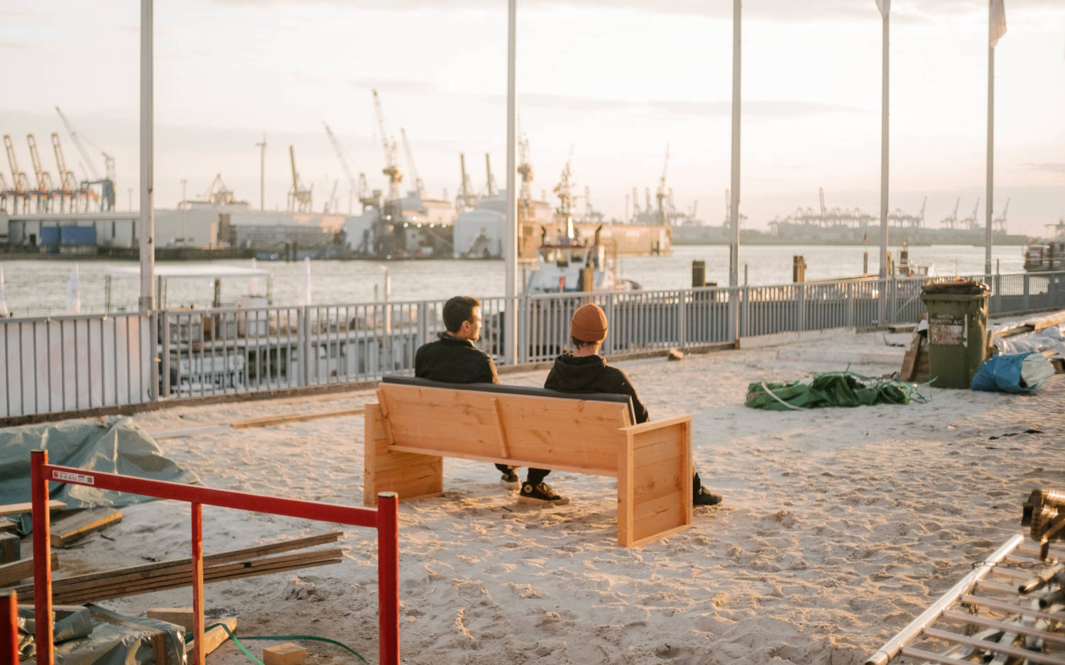 Weißer Sand unter den Füßen und den Blick auf die Hafenkrähne – das neue Sonnendeck St. Pauli / ©Lea Harms
