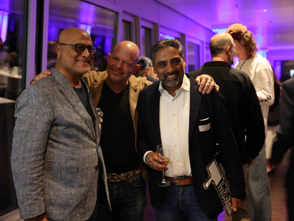 Zwei Lebenswerk-Preisträger: Hanna Saliba (l.) und Suman Kumar (r.) gemeinsam mit Leslie Himmelheber / ©Melanie Dreysse
