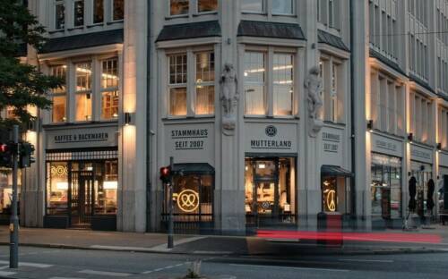Außenansicht des Mutterland Stammhaus in der Kirchenallee / ©Mutterland Stammhaus