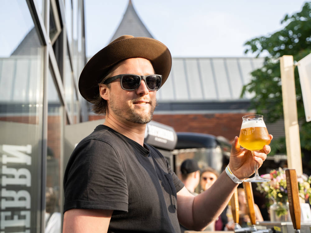 Cheers! Braumeister Ian Pyle gibt bei dem Beer Festival Frischgezapftes aus / ©Ratsherrn
