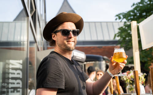 Cheers! Braumeister Ian Pyle gibt bei dem Beer Festival Frischgezapftes aus / ©Ratsherrn
