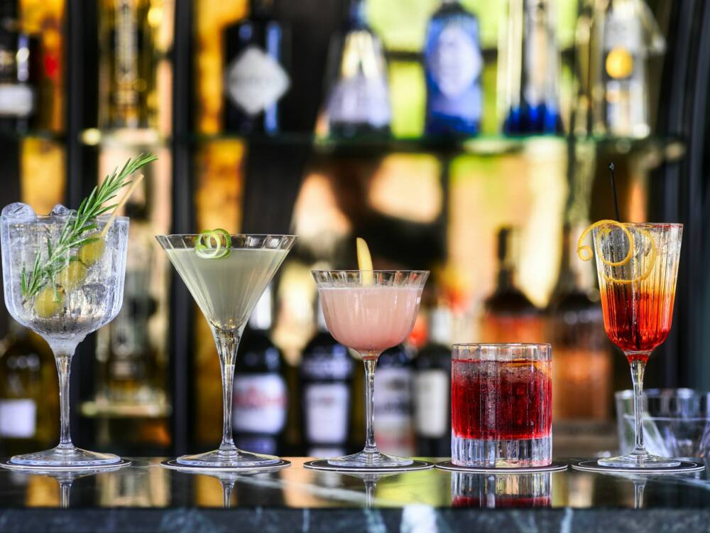 Cocktail oder Longdrink auf Gin-, Rum-, oder Whiskey-Basis in der Zaza Bar / ©Unsplash/M.S. Meeuwesen