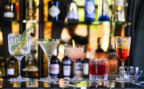 Cocktail oder Longdrink auf Gin-, Rum-, oder Whiskey-Basis in der Zaza Bar / ©Unsplash/M.S. Meeuwesen