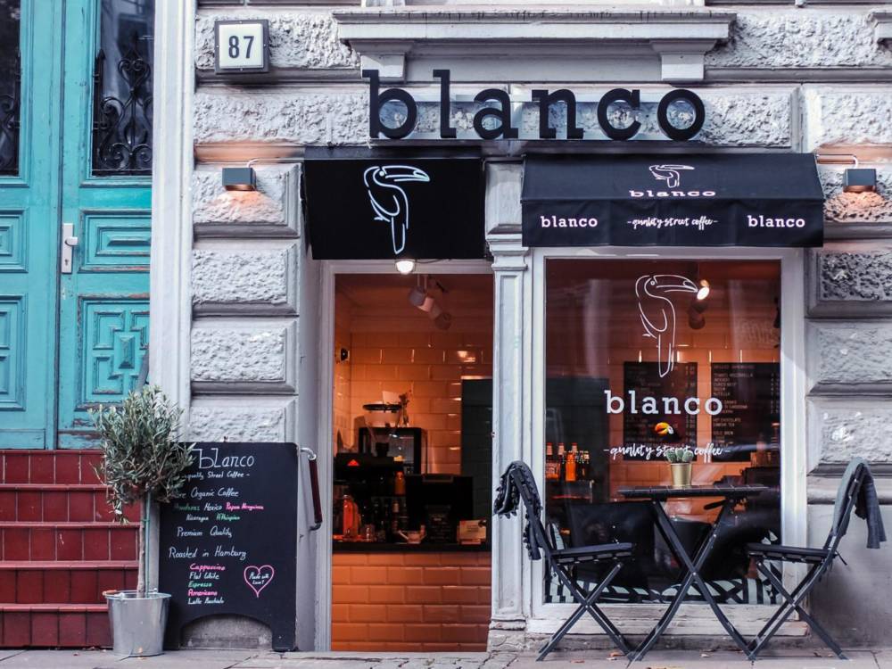 Das Café Blanco präsentiert sich in einer Schwarz-Weiß-Ästhetik/ ©Café Blanco