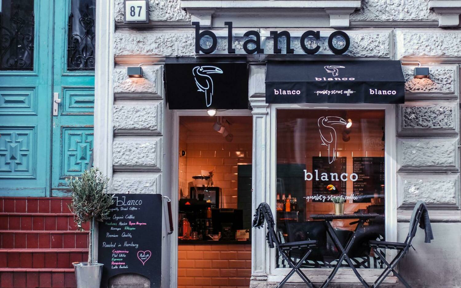 Das Café Blanco präsentiert sich in einer Schwarz-Weiß-Ästhetik/ ©Café Blanco