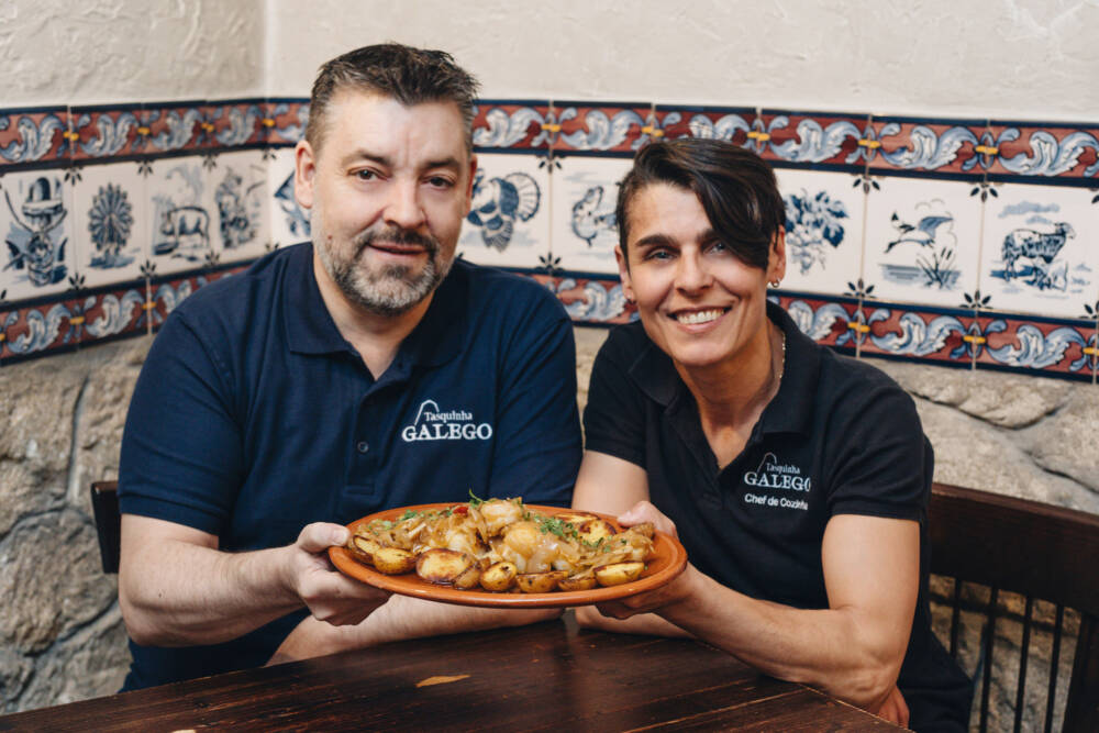 Das Personal im Tasquinha Galego in der Neustadt serviert und zaubert portugiesische Speisen / ©Julia Schumacher