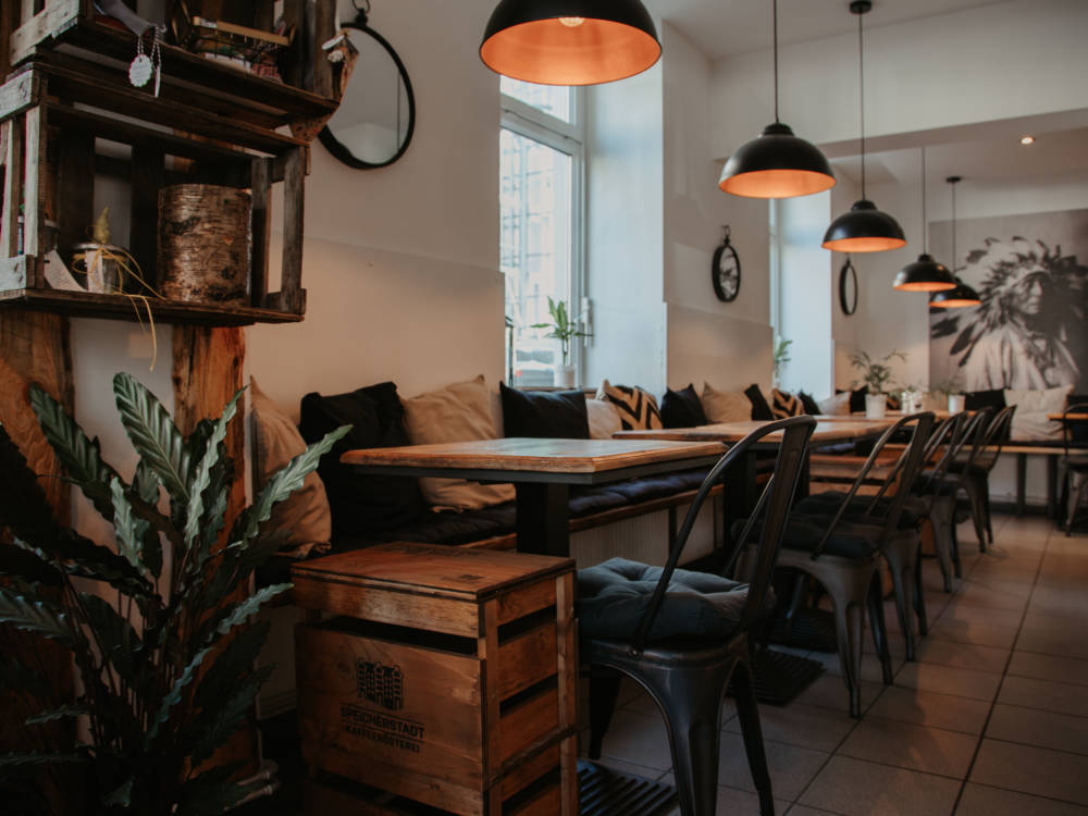 Der rustikal-gemütliche Innenbereich des Café Avi / © Café Avi
