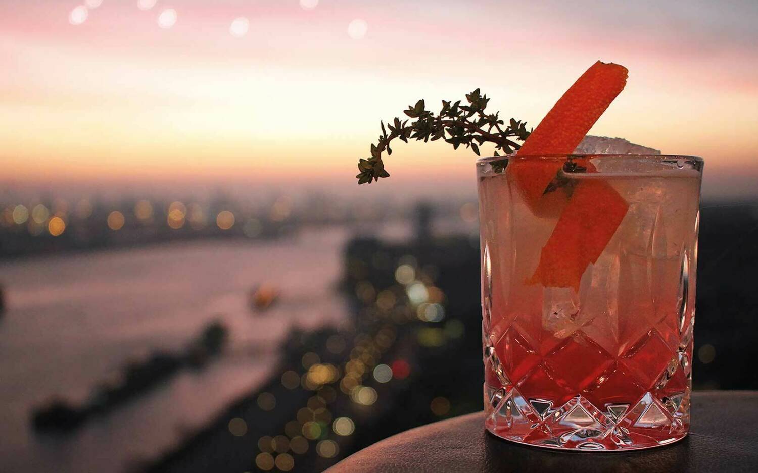 Die Drinks im 20Up  fügen sich optisch in die abendliche Stimmung von St. Pauli ein / ©Stefan Karstens