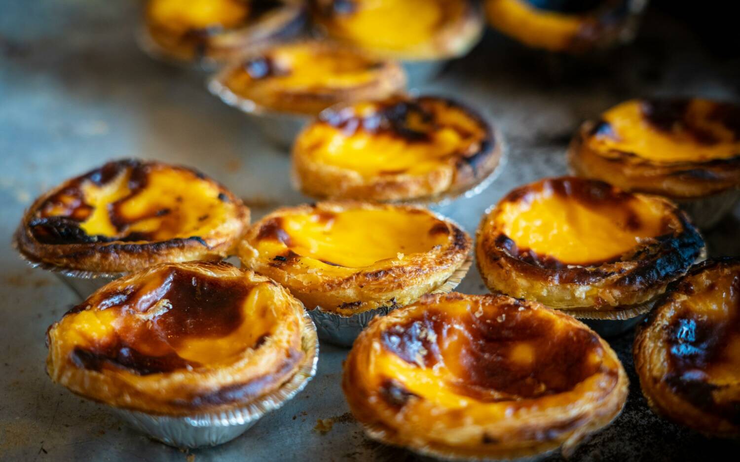 Die Pasteis de Nata sind in einem portugiesischen Café ein Muss / ©Unsplash/Nick Fewings