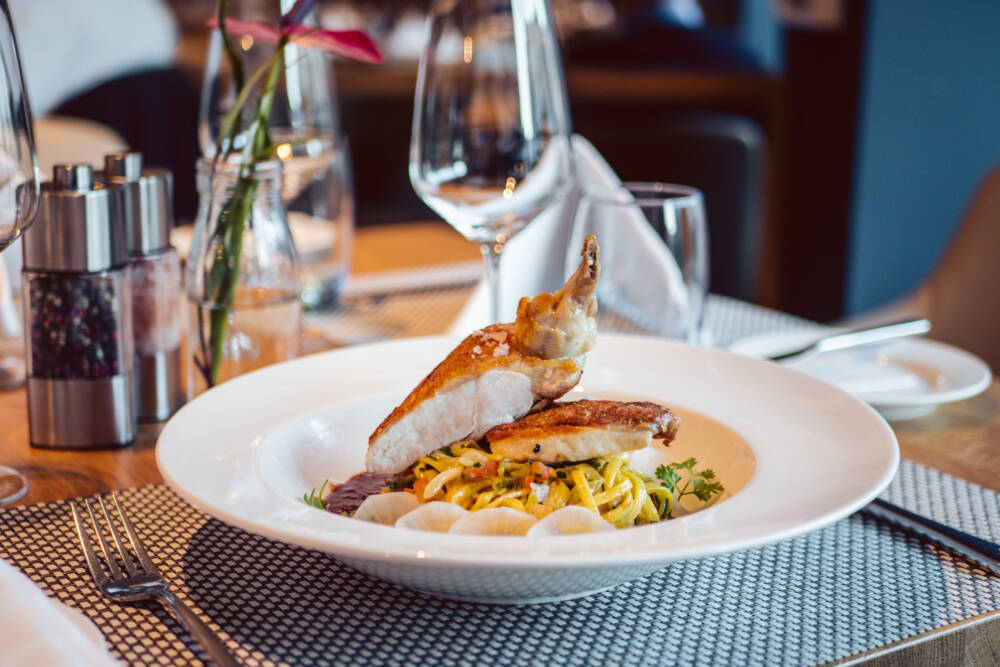 Direkt an der Alster einen Besuch wert: Vlet Kitchen and Bar / ©VLET Gastronomie