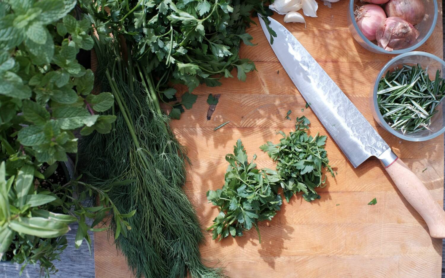Ein reetgedecktes Bauernhaus mit Garten: Der Röperhof bringt Landliebe in die Stadt / ©Unsplash/Kevin Doran