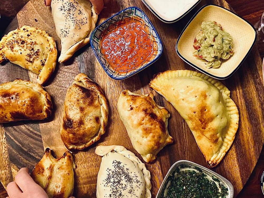 Empanadas und Co.: Im Xodó wird Brasilien gelebt / ©Unsplash/ WØM | Creative Studio