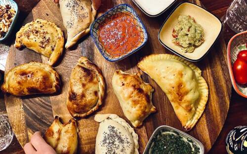 Empanadas und Co.: Im Xodó wird Brasilien gelebt / ©Unsplash/ WØM | Creative Studio
