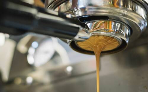Frische Bohnen, umfassende Beratung und Zubehör gibt es bei Kaffee Timm in Bergedorf / ©Unsplash/Blake Verdoorn