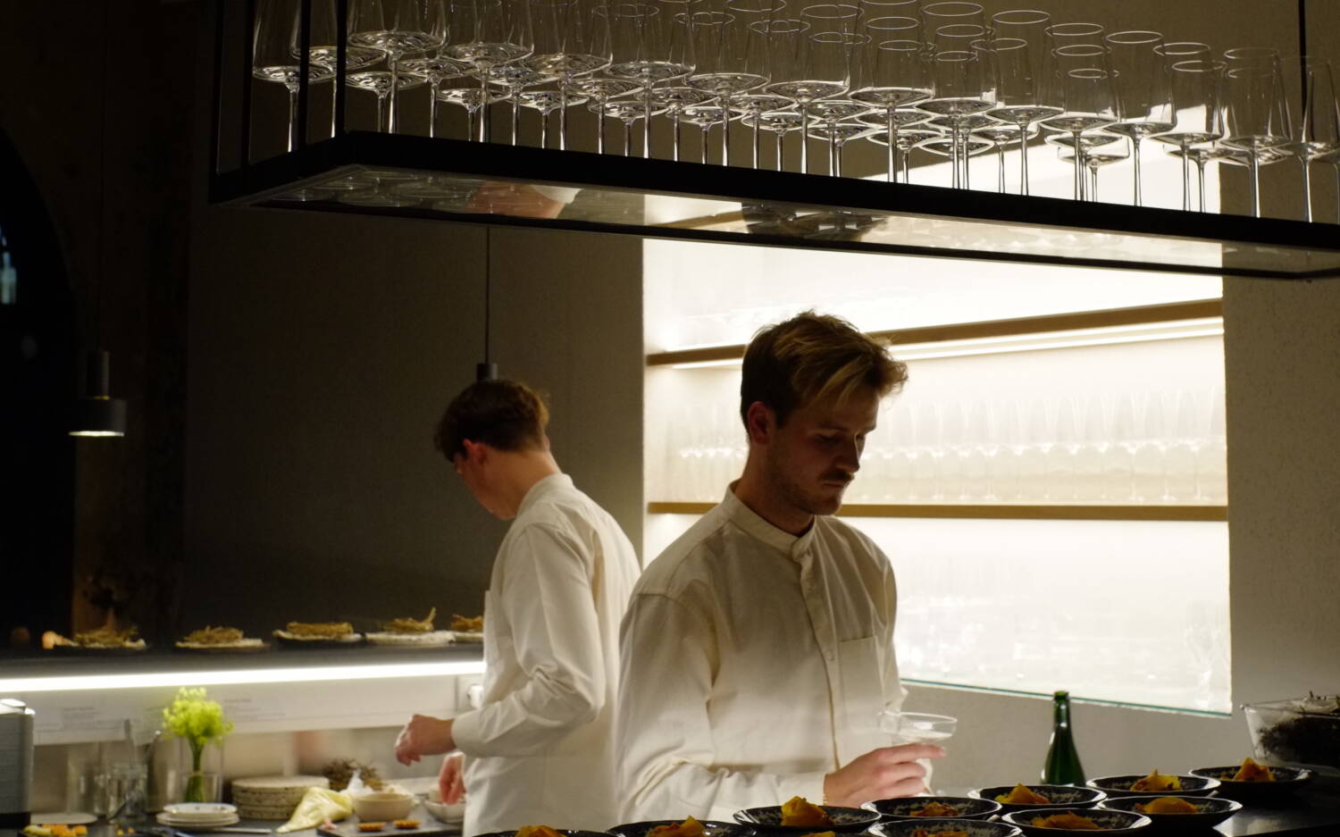  Gemeinsam kochen, gemeinsam stärker: Die Jungs vom Arc Restaurant / ©Simon Huntington