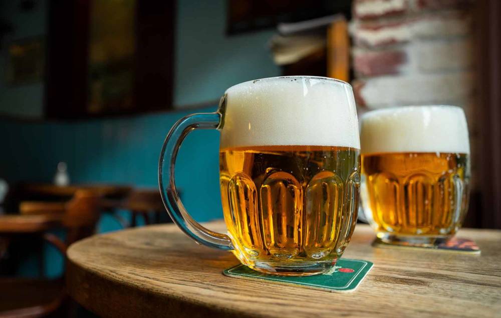 Gibt es auch bei der Holsten Brauerei: Bier mit schaumiger Krone / ©Unsplash/radovan