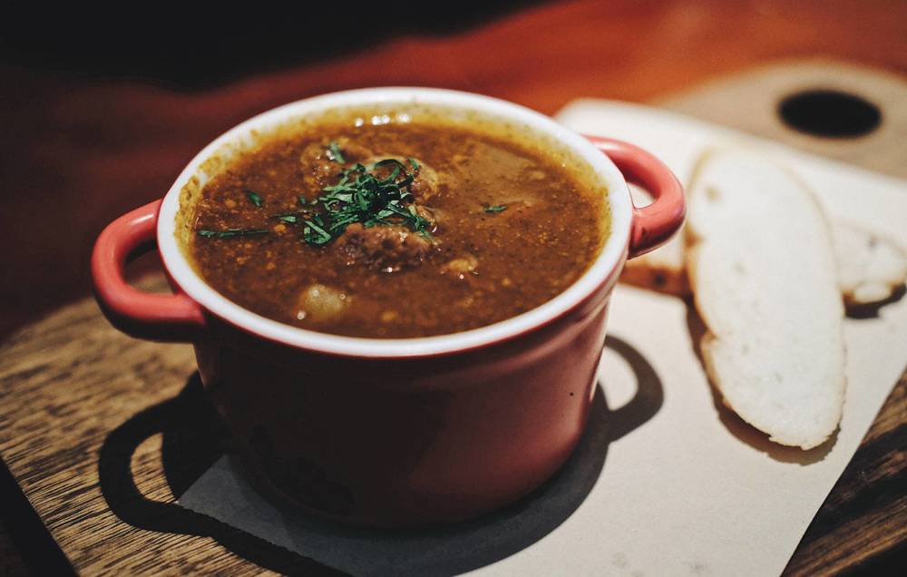 Imbiss-Glück: In der Souperia gibt es deftige Suppen und Eintöpfe / ©Unsplash/ Steve Tsang