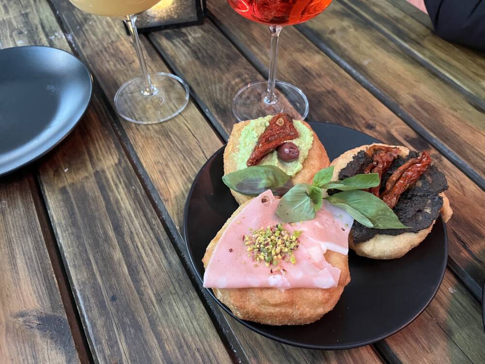 In der Pizzeria Jill gibt es Montanarinas, frittierter, statt gebackener Pizzateig / ©Genuss-Guide