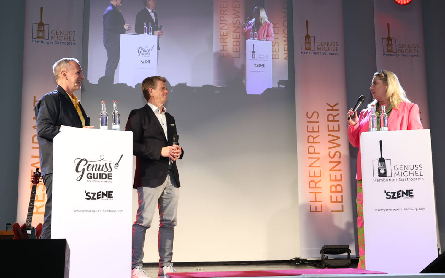 Moderator Markus Tirok eröffnet gemeinsam mit der SZENE-Geschäftsführung Mathias Forkel und Tanya Kumst den Abend / ©Melanie Dreysse