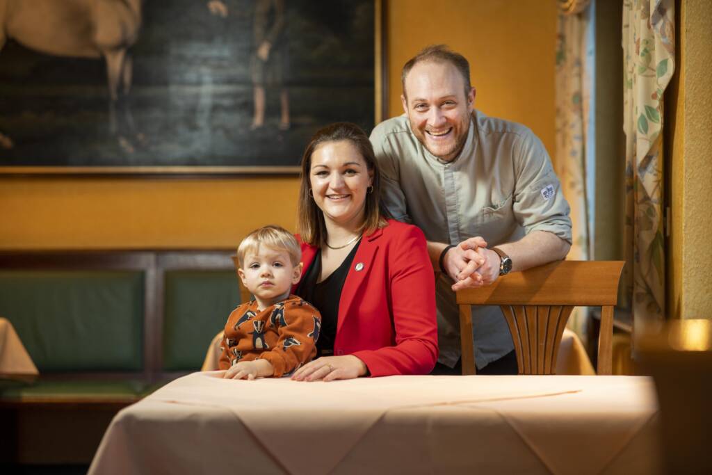 Oskar, Charlotte und Daniel Ambratis in ihrem Restaurant Reitstall Klövensteen /©heyFreedom