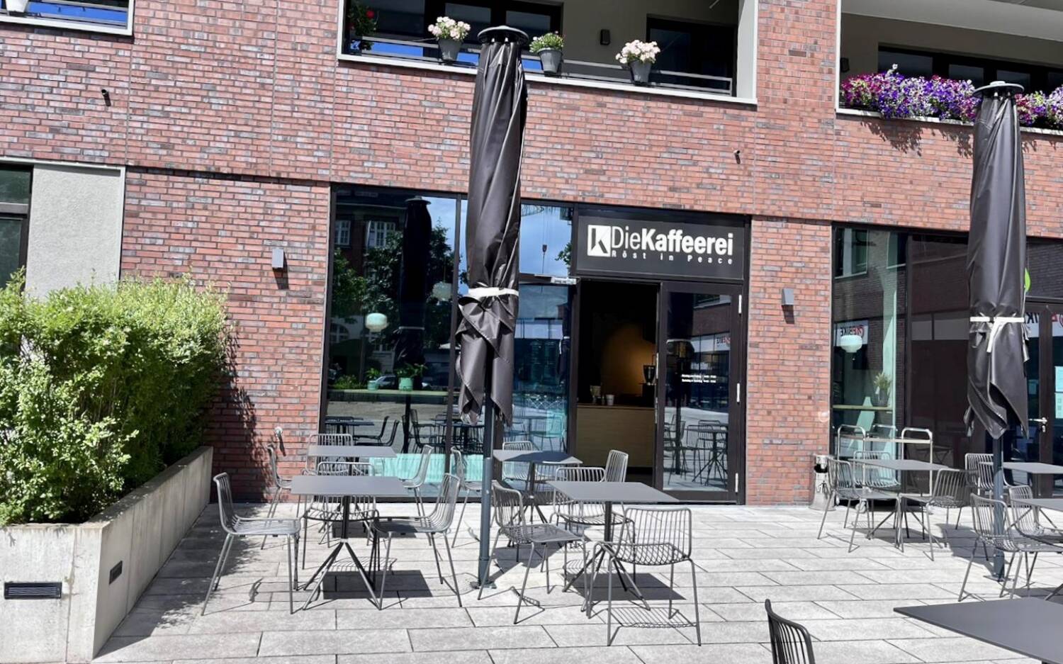 Röst in Peace: Die neue Kaffeerei in Winterhude lockt mit zahlreichen Sonnenplätzen und bestem Kaffee / ©Svea Abraham