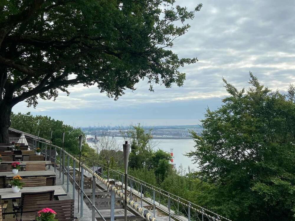 Von der Terrasse des Süllbergs hat man einen einzigartigen Rundumblick auf die Elbe / ©Johanna Zobel