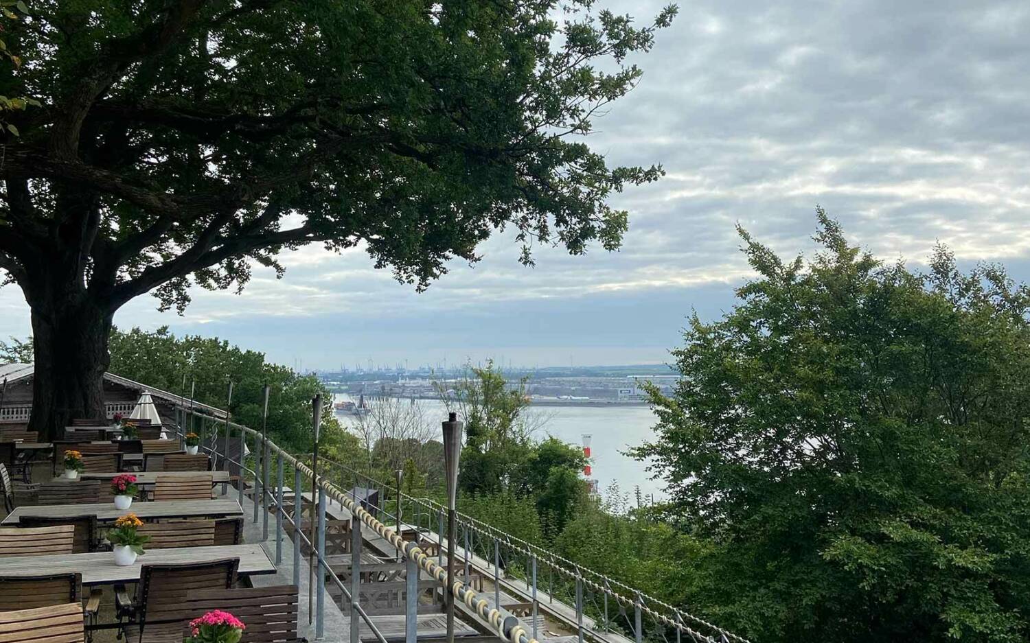 Von der Terrasse des Süllbergs hat man einen einzigartigen Rundumblick auf die Elbe / ©Johanna Zobel