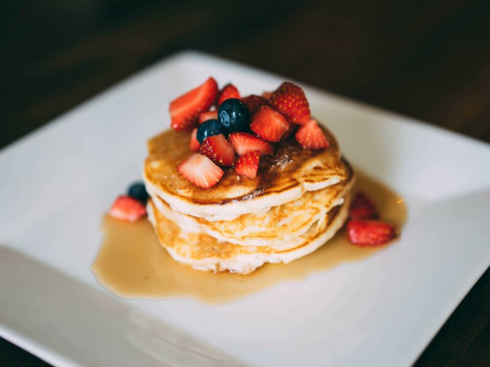 Zum süßen Abschluss: Berry-Pancakes / ©Unsplash/Herson Rodriguez