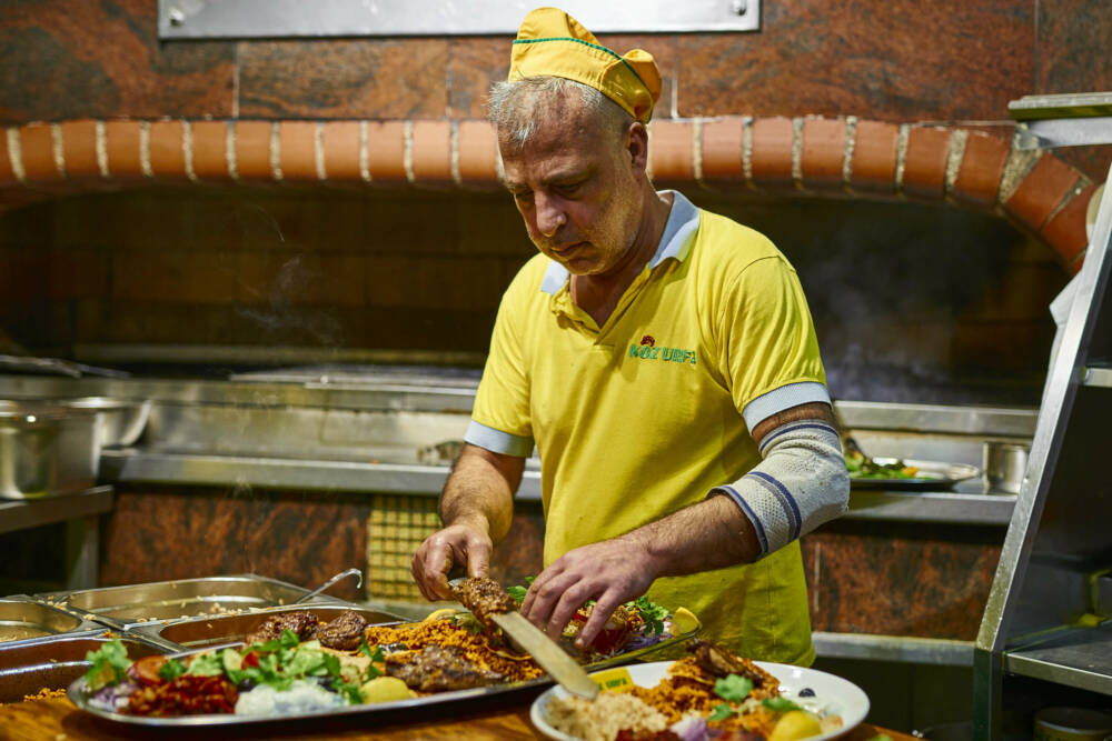 Am riesigen Grill werden die türkischen Spezialitäten für die vielen Gäste des Köz Urfa zubereitet / ©Marc Sill