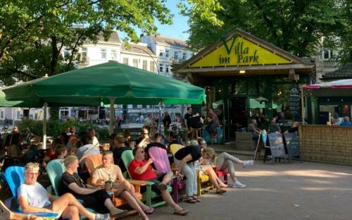 Außengastronomie in Eimsbüttel: Ein kaltes Bierchen in der Villa im Park ist purer Sommer / ©Louisa Kopf