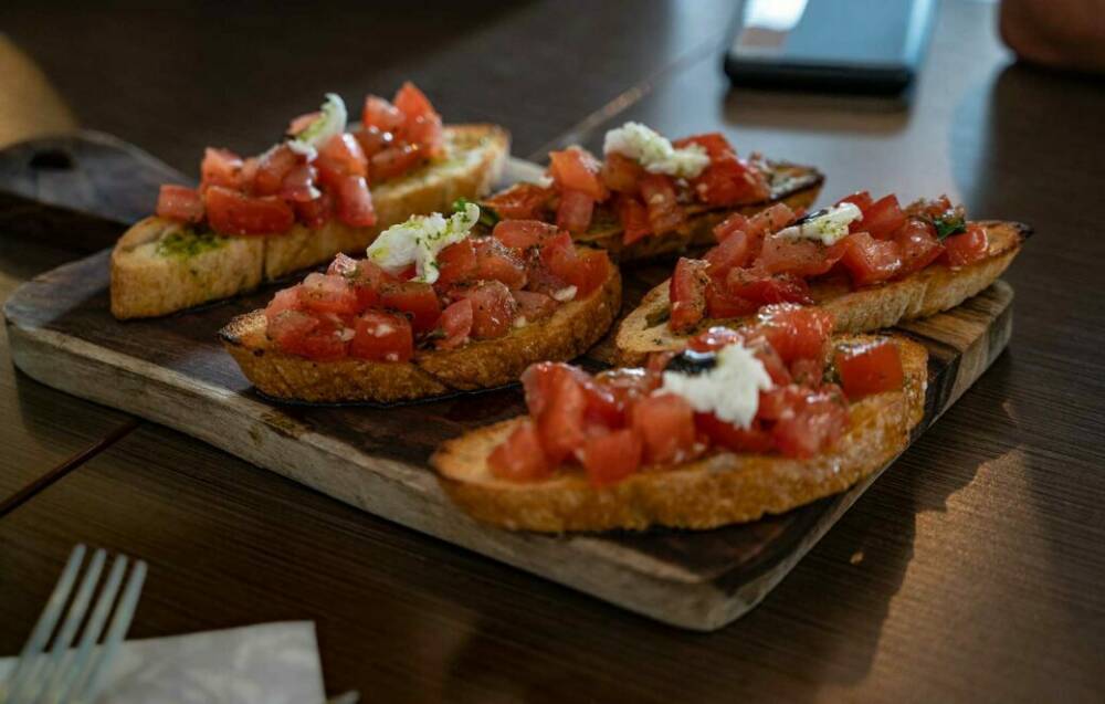 Bruschetta gibt es auch im Di Candele in Harburg / ©Unsplash/Mike van den Bos