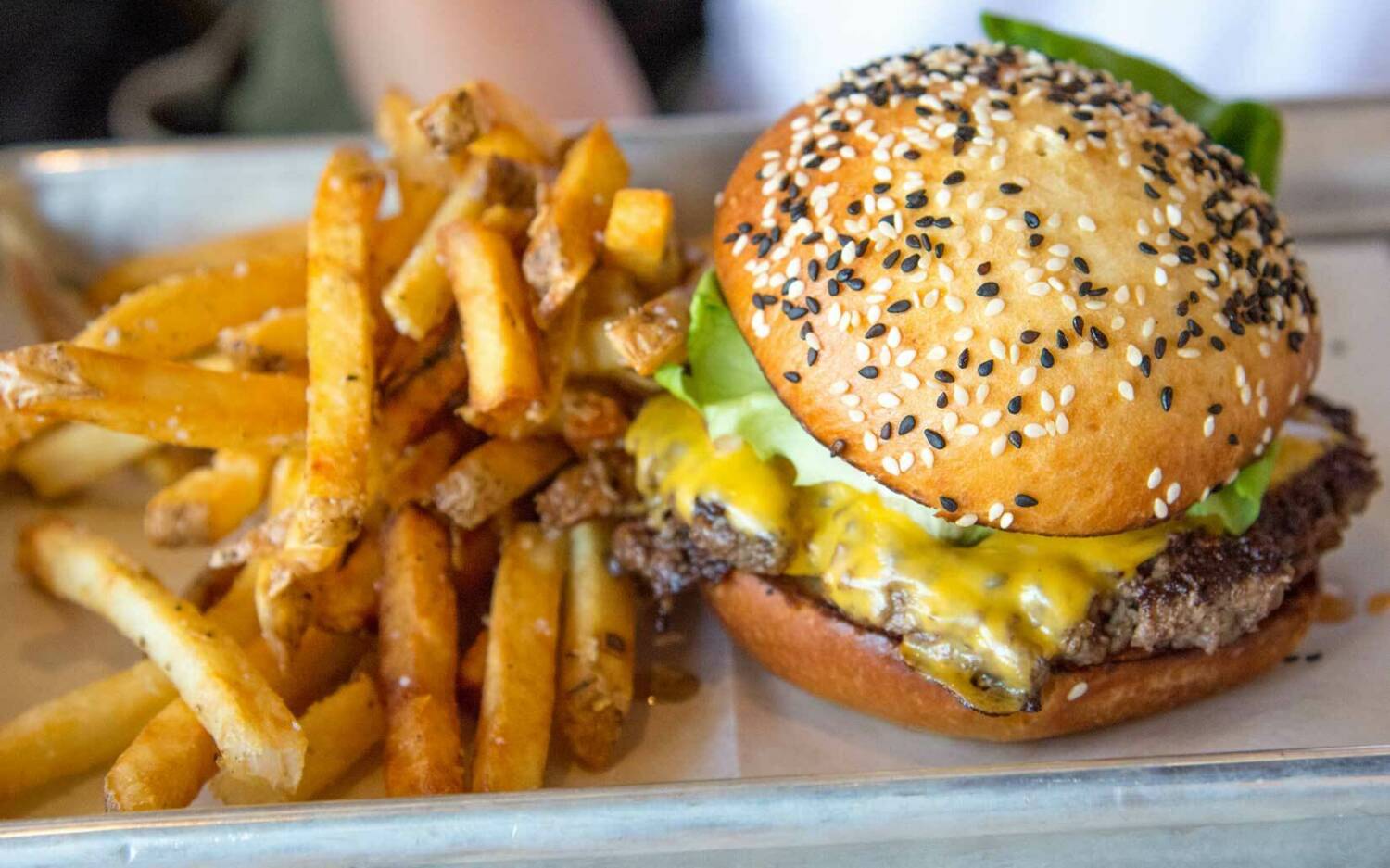 Burger mit Pommes gehen immer: Heimatküche im Harburger Caspari / ©Unsplash/Lee Campbell