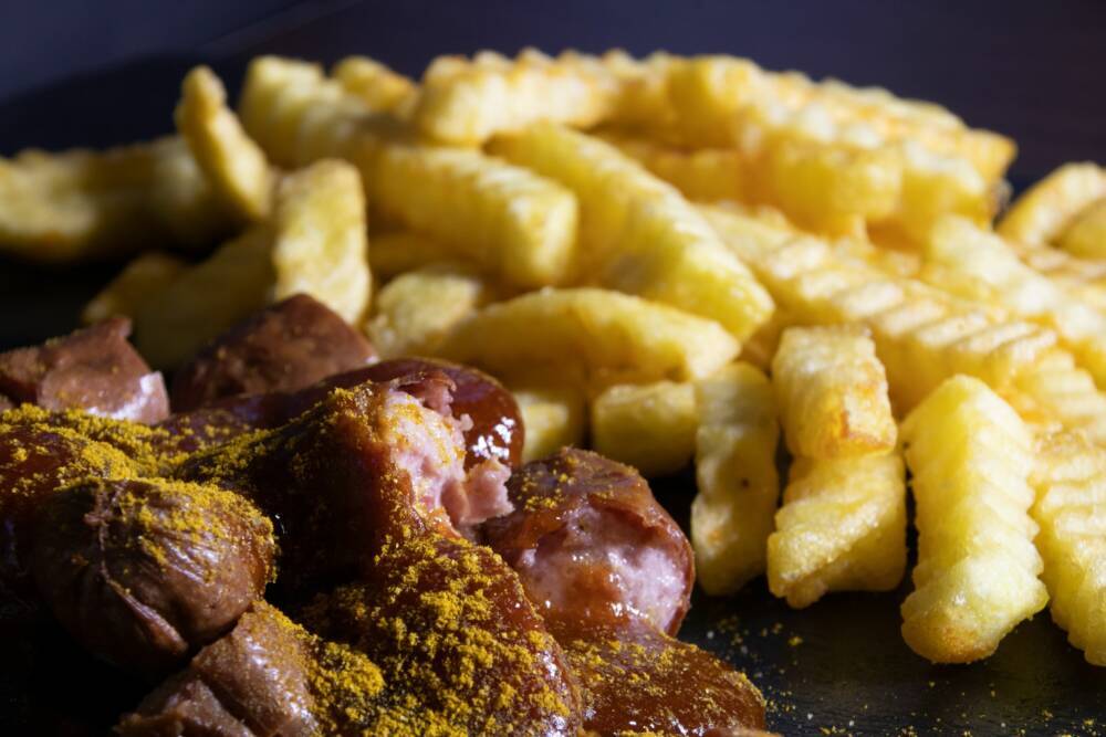 Deftige Currywurst in uriger Hafenkneipen-Atmosphäre: Harburger Fährhaus / ©Unsplash/Mirko Fabian