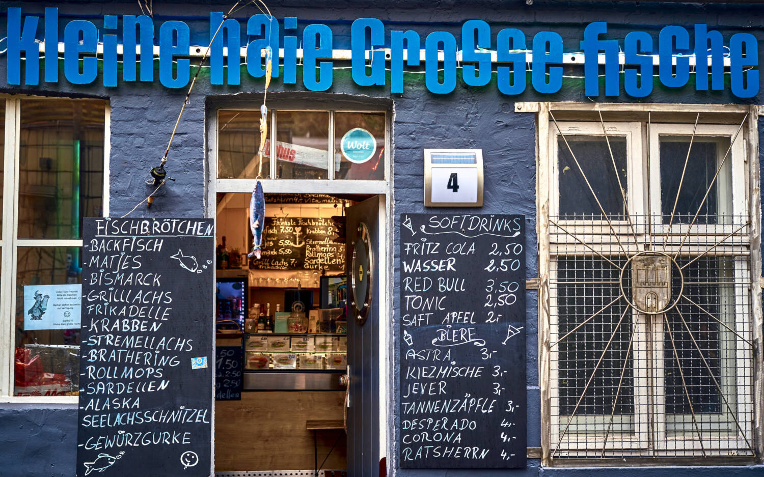 Direkt gegenüber dem Silbersack auf St. Pauli liegt das Fischbrötchen-Restaurant Kleine Haie Große Fische / ©Marc Sill