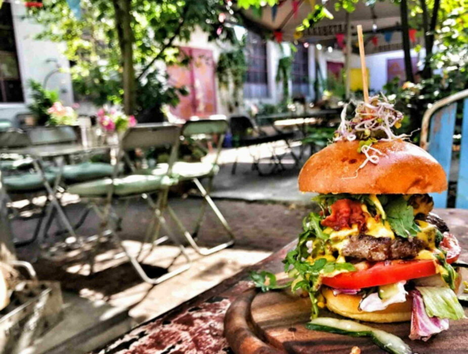 Ein Biergarten im Hinterhof: Von außen vermutet niemand dieses Kleinod mitten in Ottensen / ©Brooklyn BBQ Bar