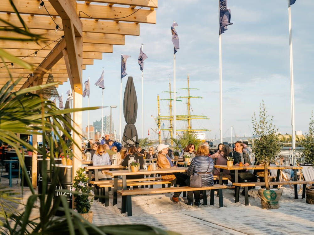 Ein kühler Drink in der Hand und weißer Sand unter den Füßen im neusten Beachclub in Hamburg, dem Sonnendeck St. Pauli / ©Lea Harms