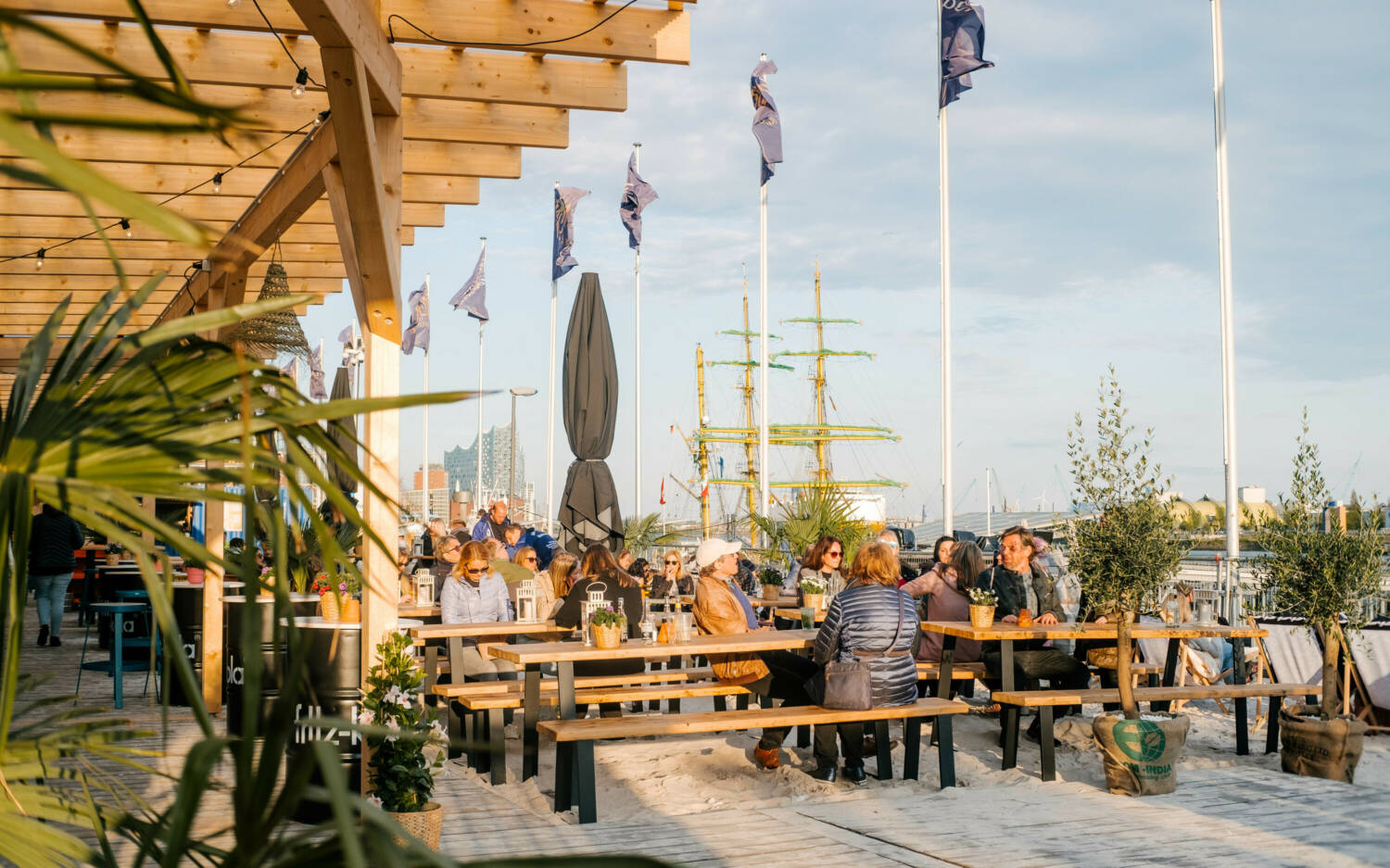 Ein kühler Drink in der Hand und weißer Sand unter den Füßen im neusten Beachclub in Hamburg, dem Sonnendeck St. Pauli / ©Lea Harms