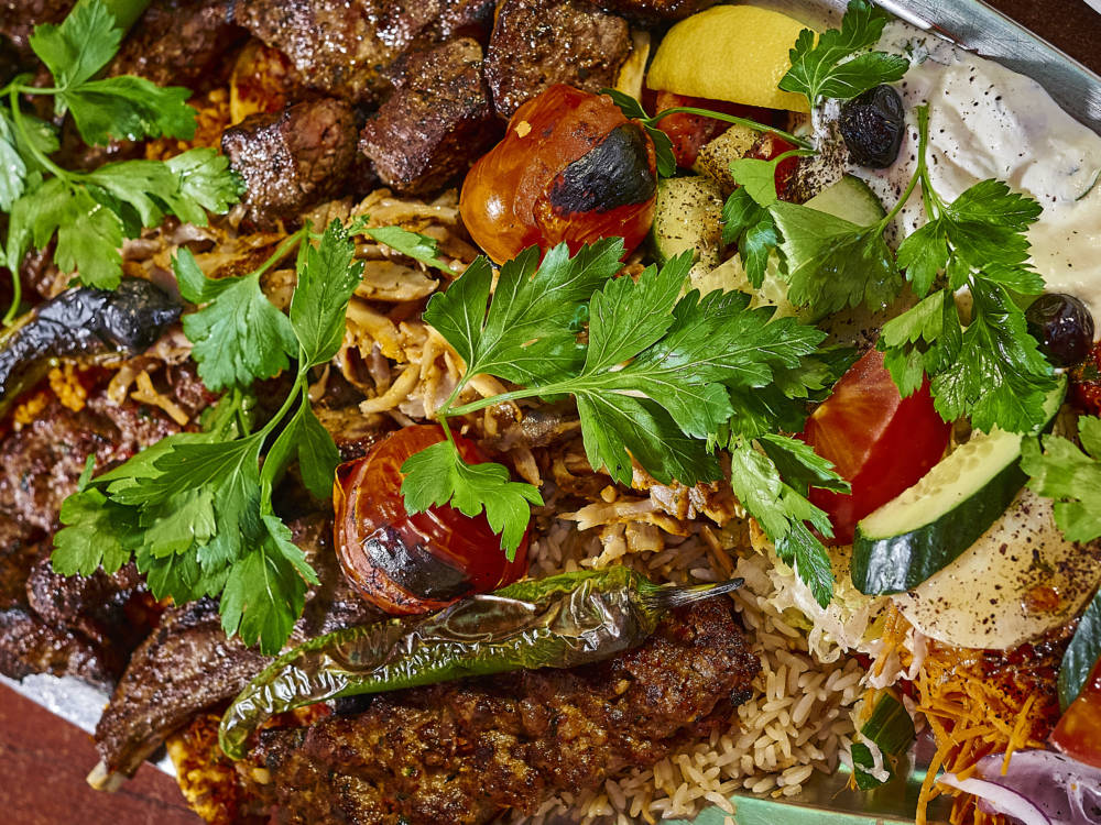 Frische Kräuter, buntes Gemüse und würziges Fleisch sind – wie hier im Köz Urfa – in den meisten türkischen Restaurants in Hamburg Basics  / ©Marc Sill 