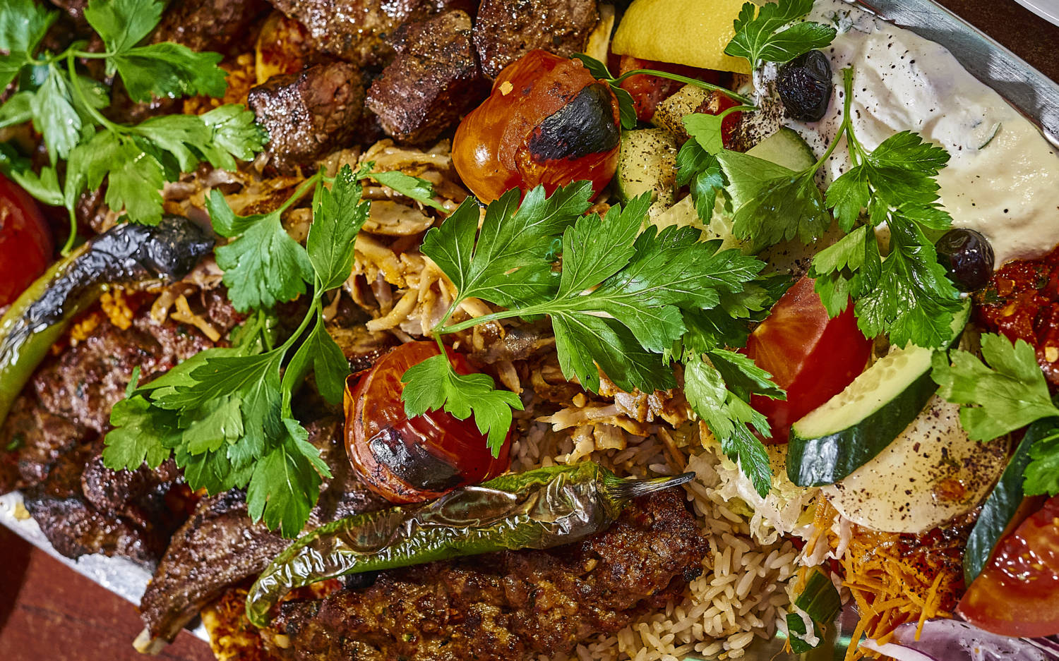 Frische Kräuter, buntes Gemüse und würziges Fleisch sind – wie hier im Köz Urfa – in den meisten türkischen Restaurants in Hamburg Basics  / ©Marc Sill 