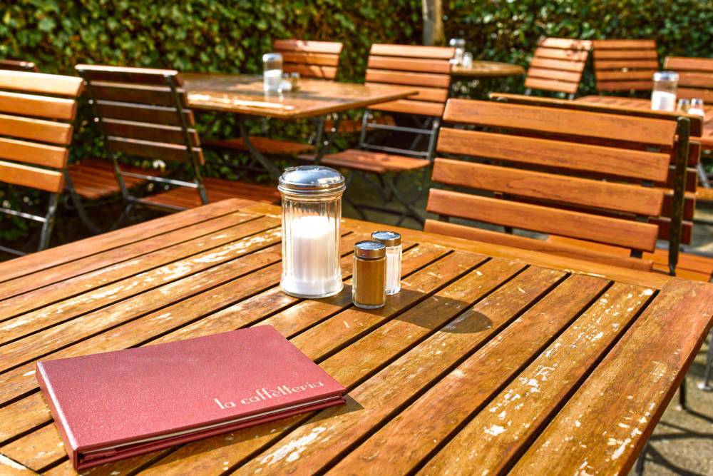 Geräumig: In La Caffètteria warten zahlreiche Tische mit Sonnengarantie / ©Marc Sill